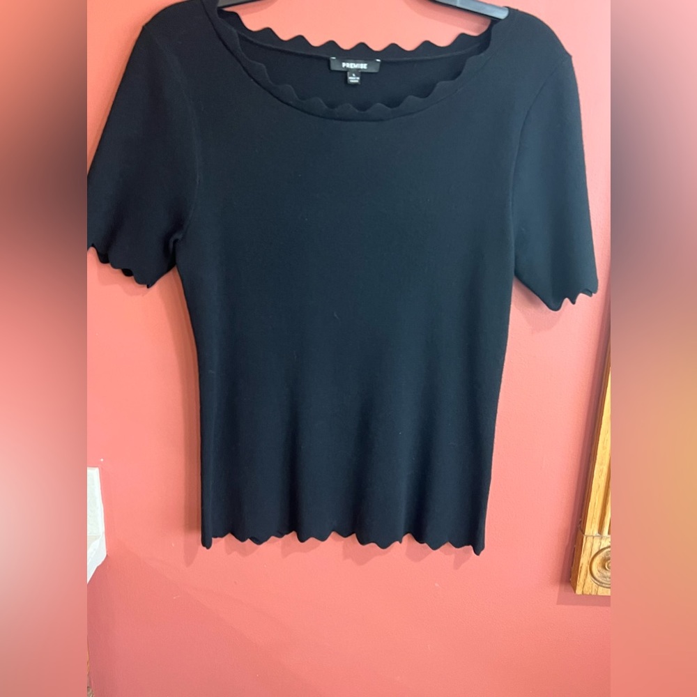 Black Boat Neck Scallop Trim Short Sleeve Knit Top - size L